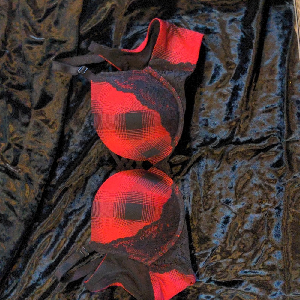Torrid plunge bra. Beautiful lace detail. 38C